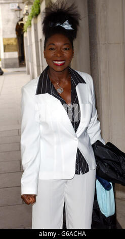 Die ehemalige Kinderfernsehmoderatorin Floella Benjamin kommt für das Rennen der Kommission für Rassengleichheit (CRE) bei den Media Awards 2003 im Savoy Hotel an. Stockfoto