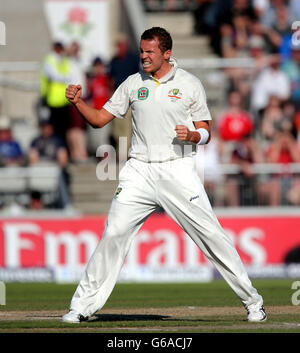 Australien Bowler Peter Siddle feiert die Einnahme Wicket von England Batsman Joe Root während des zweiten Tages des dritten Investec Ashes Testmatches im Old Trafford Cricket Ground, Manchester. Stockfoto