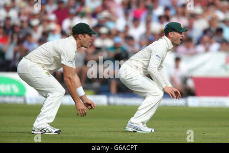 Australien Kapitän Michael Clarke und Shane Watson in den Slips, am zweiten Tag des dritten Investec Ashes Testmatches im Old Trafford Cricket Ground, Manchester. Stockfoto