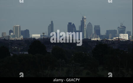 Die City of London Skyline, mit dem BT Tower im Vordergrund, vom Horsenden Hill aus gesehen, West London. Stockfoto