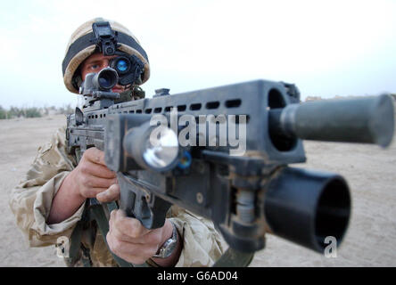 Ein Soldat der Firma D 2. Royal Tank Regiment in Basra mit einem unterslungten Granatwerfer und monokularer Nachtsicht. Stockfoto