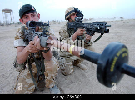 Privatperson Andrew Wilce, 18, (links) aus Hereford mit der Einstiegssimunition und LC Ken Padfield, 22, aus Consett mit einem untergeschleuderte Granatwerfer, von der Firma D 2nd Royal Tank Regiment in Basra. Stockfoto