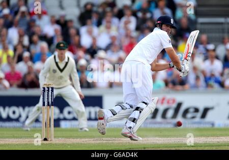England Kapitän Alastair Cook erzielt am dritten Tag des dritten Investec Ashes Testmatches im Old Trafford Cricket Ground, Manchester. Stockfoto