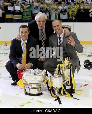 Nottingham Panthers' Assistenztrainer Rick Strachan (links) und General Manager Gary Moran (Mitte) und Cheftrainer Corey Neilson posieren mit der Elite League Trophäe, Elite League Play-Off-Trophäe und Elite League Challenge Cup Stockfoto