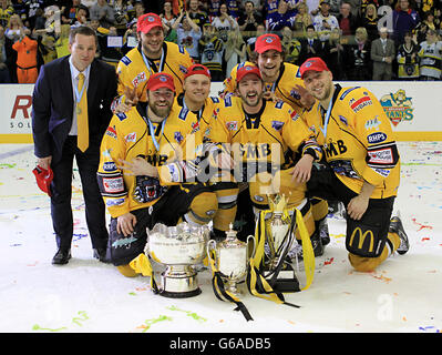 Nottingham Panthers' (hinten links-rechts) Assistenztrainer Rick Strachan, Eric Werner und Stevie Lee, (vorne links-rechts) Jason Beckett, Jordan Fox, Jonathan Weaver und Guillaume Lepine mit der Elite League Trophäe, Elite League Play-Off-Trophäe und Elite League Challenge Cup Stockfoto