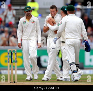 Australien Bowler Peter Siddle feiert mit Kapitän Michael Clarke nach dem Wicket des englischen Batsman Matthew Prior während des vierten Tages des dritten Investec Ashes Testmatches im Old Trafford Cricket Ground, Manchester. Stockfoto