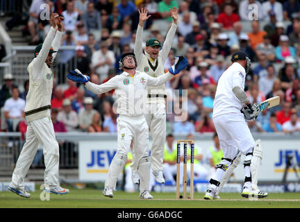 England Schlagmann Stuart Broad ist für 32, die von Brad Haddin vor Drehbowler Nathan Lyon gefangen werden, da Kapitän Michael Clarke an der Feier am vierten Tag des dritten Investec Ashes Testspiels im Old Trafford Cricket Ground, Manchester, teilnimmt. Stockfoto