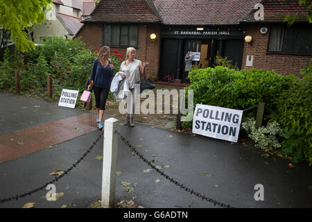 Am Wahltag Referendum Tageszeit Großbritanniens EU (Europäische Union) Ausfahrt Wähler das Wahllokal in Dulwich Dorf, am 23. Juni 2016, in South London, Großbritannien. Stockfoto