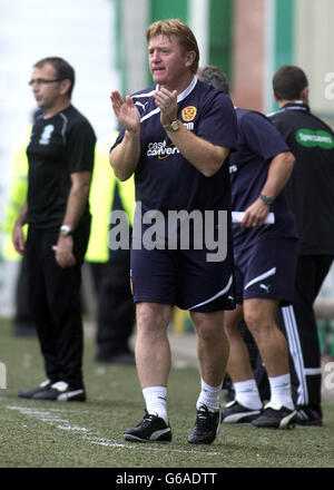 Fußball - Scottish Premiership - Hibernian / Motherwell - Easter Road. Motherwell-Manager Stuart McCall drängt seine Spieler während des Spiels der Scottish Premier League in der Easter Road, Edinburgh. Stockfoto