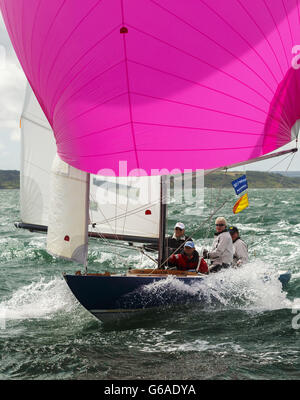 Segeln - Aberdeen Asset Management Cowes Week - Tag 2 - Isle of Wight. Der wagemutige „Verteidiger“, der am zweiten Tag der Aberdeen Asset Management Cowes Week, Isle of Wight, in den Wind stürmt. Stockfoto