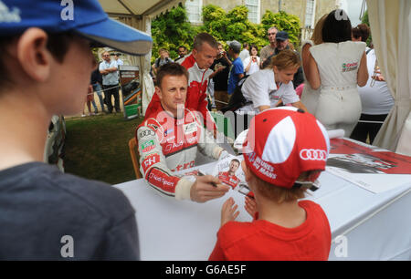 NUR FÜR REDAKTIONELLE ZWECKE: Audi Le Mans-Autofahrer Allan McNish signiert Autogramme während der Wilton Classic und Supercars 2013 mit Castrol EDGE im Wilton House in Salisbury. Stockfoto