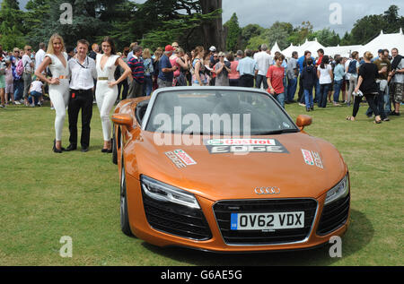 NUR FÜR REDAKTIONELLE ZWECKE: Audi Le Mans Autofahrer Allan McNish mit Lara (links) und Hannah vom Castrol Promotional Team während der Wilton Classic und Supercars 2013 mit Castrol EDGE im Wilton House in Salisbury. Stockfoto