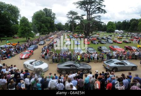 NUR ZUR REDAKTIONELLEN VERWENDUNG: Supercars Parade während des Wilton Classic 2013 und Supercars mit Castrol EDGE im Wilton House in Salisbury. Stockfoto