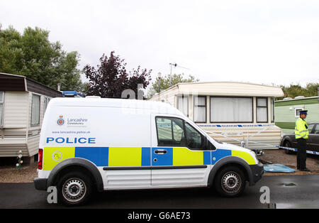 Ein Mann stach tödlich in den Wohnwagenpark. Polizei-forensische Beamte am Tatort eines tödlichen Stichs im Stud Farm Holiday Park in Heysham, Lancashire. Stockfoto