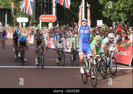 Arnaud Demare gewinnt am zweiten Tag des Ridelondon Grand Prix, London, das Prudential London-Surrey 100-Radrennen. Stockfoto