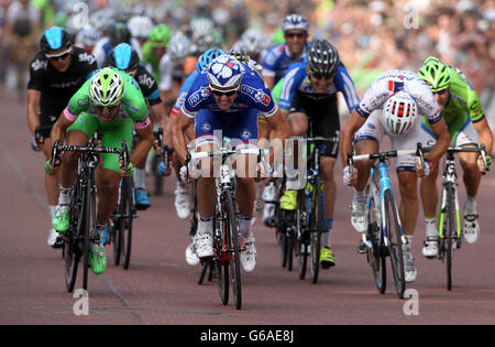 Der französische Arnaud Demare (Mitte links) fährt am zweiten Tag des Ridelondon Grand Prix in London um die Ziellinie, um das Prudential London-Surrey 100-Radrennen zu gewinnen. DRÜCKEN SIE VERBANDSFOTO. Bilddatum: Sonntag, 4. August 2013. Das Foto sollte lauten: Lewis Whyld/PA Wire Stockfoto