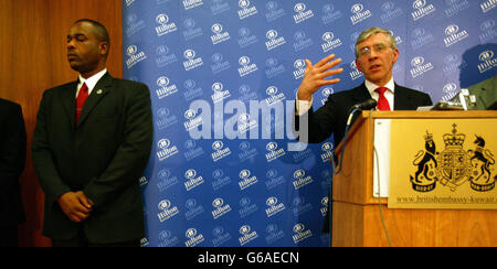 Der britische Außenminister Jack Straw bei einer Pressekonferenz im Hilton Hotel, Kuwait. Herr Straw hat bei einem Besuch in den Golfstaaten die Vorschläge verharmlost, dass Syrien nach dem Sturz Saddam Husseins als nächstes auf der Liste militärischer Maßnahmen steht. * Allerdings betonte er, dass die Regierung von Präsident Baschar Assad erklären müsse, ob irgendwelche Mitglieder des irakischen Regimes in Syrien Zuflucht gesucht hätten. PA Photo/Dan Chung/The Guardian/Mod Pool Stockfoto