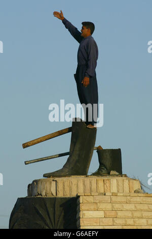 9. APRIL: Ein Iraker ahmt die Statue von Saddam Hussein an dem Ort nach, an dem sie einst stand, auf dem Al Qurna-Platz in Bagdad. An diesem Tag im Jahr 2003 wurde die Statue von Saddam Hussein gestürzt und eines der beständigsten Bilder des Krieges im Irak geschaffen. Ein Iraker imitiert Saddam Hussein an dem Ort, an dem seine Statue einst im Zentrum von Al Qurna stand, bevor sie von Einheimischen niedergerissen wurde. Stockfoto