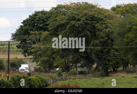 Die Szene, in der ein Vater erschossen und sein Sohn bei einem Schussereignis verletzt wurde, bei dem ein anderer Mann starb, ereignete sich heute um etwa 8.10 Uhr auf der Meadowhead Farm, Auldhouse, in der Nähe von East Kilbride in South Lanarkshire. Stockfoto