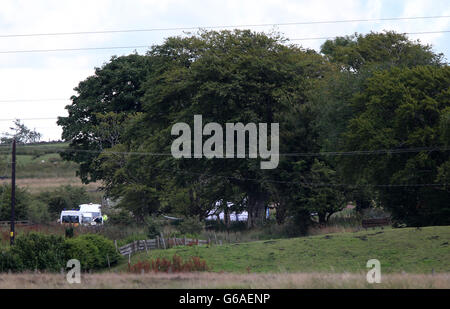 Die Szene, in der ein Vater erschossen und sein Sohn bei einem Schussereignis verletzt wurde, bei dem ein anderer Mann starb, ereignete sich heute um etwa 8.10 Uhr auf der Meadowhead Farm, Auldhouse, in der Nähe von East Kilbride in South Lanarkshire. Stockfoto