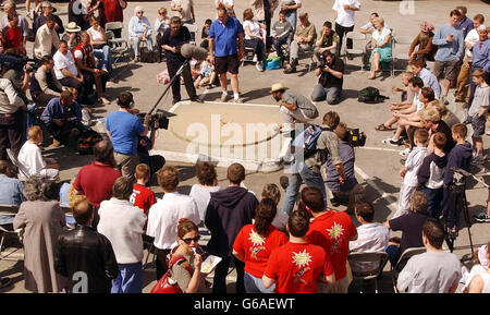 Die Szene auf dem Parkplatz des Greyhound-Pubs in Tinsley Green, West Sussex, als eines der Spiele bei den 72. Britischen und World Marbles Championships in Gang kommt. *... Mehrere hundert Menschen versammelten sich, um zuzusehen, wie die britischen Teams versuchten, den Deutschen den World Marbles Cup zu entreißen. Championship-Sprecher Sam McCarthy-Fox sagte: „die Deutschen haben im vergangenen Jahr den Pokal gewonnen, und das müssen wir in Ordnung bringen. Wir haben praktiziert und sind bereit.“ Stockfoto