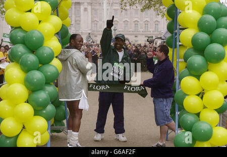 Der ehemalige Boxer Michael Watson, 38, feiert in der Mall im Zentrum Londons, nachdem er beim London Marathon 2003 die Ziellinie überquert hatte. Watson überquerte die Ziellinie in der Mall sechs Tage nach dem Start zum 26.2-Meilen-Marathon. *... Der ehemalige Boxer, der während des WBO-Titelmatches mit Chris Eubank im Jahr 1991 teilweise behindert wurde, nachdem er eine nahezu tödliche Hirnverletzung erlitten hatte, konnte durch seinen Marathonerfolg über 1 Million für die British Brain and Spine Foundation sammeln. 11/02/2004: Ehemaliger Boxer Michael Watson, Gehirn bei einem Kampf im Ring 13 beschädigt Stockfoto