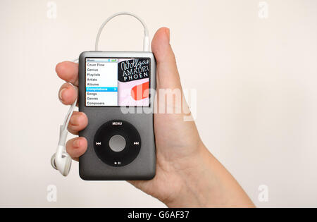 Generisches Stockfoto zeigt einen Apple iPod mp3-Player und Kopfhörer. DRÜCKEN SIE VERBANDSFOTO. Bilddatum: Dienstag, 6. August 2013. Der Bildnachweis sollte lauten: Dominic Lipinski/PA Wire Stockfoto