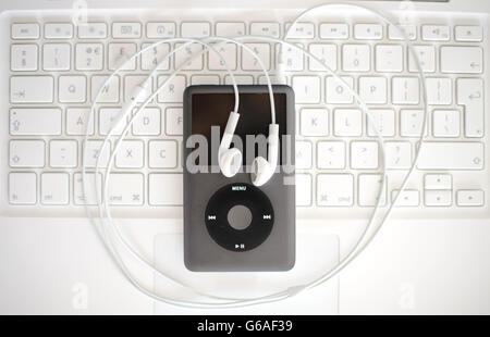 Generisches Stock Foto zeigt einen Apple iPod mp3-Player auf einer Laptop-Tastatur sitzen. DRÜCKEN Sie VERBANDSFOTO. Bilddatum: Dienstag, 6. August 2013. Bildnachweis sollte lauten: Dominic Lipinski/PA Wire Stockfoto