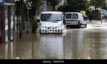 Die Londoner Feuerwehr, die an der Half Moon Lane in Herne Hill, London, teilnimmt, als eine berstende Wasserleitung zu schweren Überschwemmungen mit bis zu einem Meter tiefen Wasser geführt hat Stockfoto