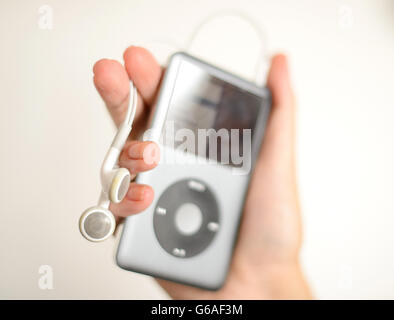 Generisches Stockfoto zeigt einen Apple iPod mp3-Player und Kopfhörer. DRÜCKEN SIE VERBANDSFOTO. Bilddatum: Dienstag, 6. August 2013. Der Bildnachweis sollte lauten: Dominic Lipinski/PA Wire Stockfoto