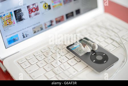 Generisches Stockfoto zeigt einen Apple iPod mp3-Player, der auf der Tastatur eines Laptops sitzt und Apples iTunes Store-Homepage anzeigt. DRÜCKEN SIE VERBANDSFOTO. Bilddatum: Dienstag, 6. August 2013. Der Bildnachweis sollte lauten: Dominic Lipinski/PA Wire Stockfoto