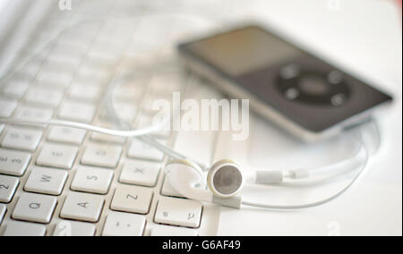 Generisches Stock Foto zeigt einen Apple iPod mp3-Player auf einer Laptop-Tastatur sitzen. DRÜCKEN Sie VERBANDSFOTO. Bilddatum: Dienstag, 6. August 2013. Bildnachweis sollte lauten: Dominic Lipinski/PA Wire Stockfoto