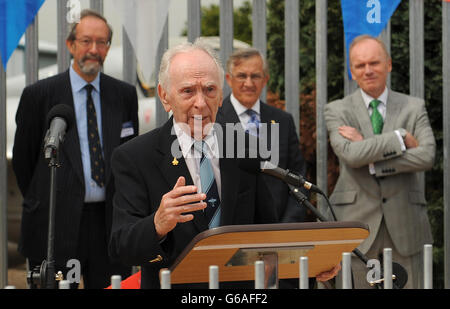 Der Testpilot im Krieg, Kapitän Eric 'Winkle' Brown, hält eine Rede vor der Samuel Cody-Statue, die anlässlich seines 100-jährigen Todes am 7. August 1913 im Farnborough Air Sciences Trust enthüllt wird. Samuel Cody, geboren als Samuel Franklin Cowdery, war die erste Person, die 1908 von einem Flugplatz in Farnborough, Hampshire, aus einem angetriebenen und nachhaltigen Flug in Großbritannien fliegte. Stockfoto