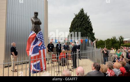 Der Kriegszeitversuchspilot Captain Eric 'Winkle' Brown (rechts) veröffentlicht das Cover auf der Samuel Cody Statue, wie es im Farnborough Air Sciences Trust enthüllt wird, um 100 Jahre seit seinem Tod am 7. August 1913 zu markieren. Samuel Cody, geboren als Samuel Franklin Cowdery, war der erste Pilot, der 1908 von einem Flugplatz in Farnborough, Hampshire aus einen angetriebenen und nachhaltigen Flug in Großbritannien führte. Stockfoto