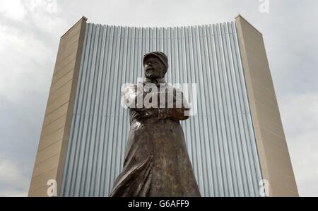 Allgemeine Ansicht der Samuel Cody-Statue, die anlässlich seines 100-jährigen Todes am 7. August 1913 im Farnborough Air Sciences Trust enthüllt wurde. Samuel Cody, geboren als Samuel Franklin Cowdery, war die erste Person, die 1908 von einem Flugplatz in Farnborough, Hampshire, aus einem angetriebenen und nachhaltigen Flug in Großbritannien fliegte. Stockfoto