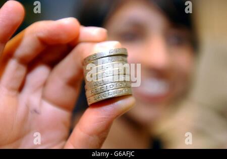 Stock Bild der englischen One Pound Coins. *16/04/04: Vier von 10 Briten planen, ihre Ersparnisse im kommenden Jahr zu erhöhen, aber das Verhalten der Vergangenheit deutet darauf hin, dass nur die Hälfte mehr Geld zur Seite legen kann, zeigten Untersuchungen. In den letzten 12 Monaten gaben nur 26 % der Befragten an, mehr gesparten zu haben, während 23 % zugaben, weniger gesparten zu haben, so Investmentmanager JPMorgan Fleming. *25/08/04: Die Menschen im Norden sparen mehr als die im Süden, obwohl sie ein geringeres Einkommen haben, haben Untersuchungen ergeben. Nordländer haben in den drei Monaten bis Ende Juni durchschnittlich 84 pro Monat gesparten. Stockfoto