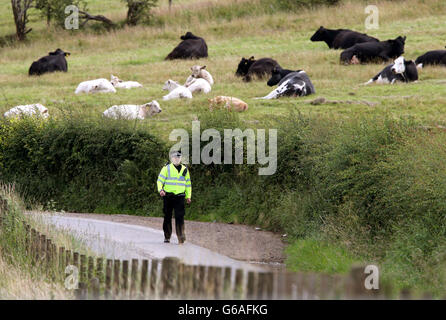 Ein Polizeibeamter in der Nähe der Meadowhead Farm in der Nähe von Auldhouse, wo gestern zwei Personen bei einer Schießerei auf dem Bauernhof in South Lanarkshire eine weitere Person getötet wurden, die verletzt wurde. Stockfoto