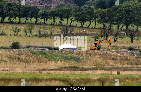 Zuvor unveröffentlichtes Foto vom 8/2013. Juni eines forensischen Polizeizeltes auf der Rückseite der Meadowhead Farm in der Nähe von Auldhouse, wo zwei Personen bei einer Schießerei auf der Farm in South Lanarkshire verletzt wurden. Stockfoto