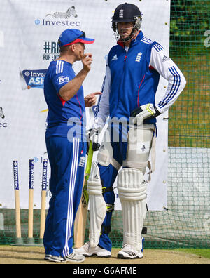 Cricket - Vierter Investec Ashes Test - England gegen Australien - England Nets - erster Tag - Emirates Durham ICG. Der englische Kevin Pietersen (rechts) und Trainer Andy Flower während der Nets-Session im Emirates Durham ICG, Durham. Stockfoto