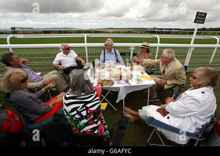 Pferderennen - 2013 Glorious Goodwood Festival - Tag Fünf - Goodwood Racecourse. Rennfahrer genießen die Action am fünften Tag des glorreichen Goodwood Festivals 2013 auf der Goodwood Racecourse Stockfoto