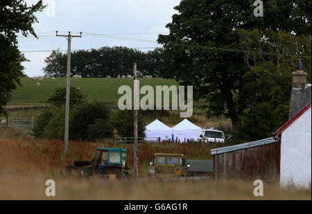 Ein forensisches Zelt der Polizei auf der Rückseite der Meadowhead Farm in der Nähe von Auldhouse, in dem zwei Personen bei einer Schießerei auf der Farm in South Lanarkshire getötet wurden. Stockfoto