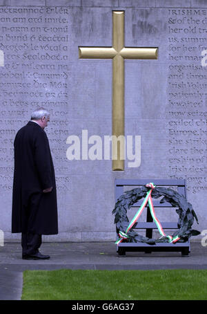 Taoiseach, Bertie Ahern, T.D. verneigt sich nach dem Anrichten eines Kranzes bei der jährlichen Fianna Fail 1916 Gedenkfeier am Arbour Hill, in der Kirche des Heiligen Herzens Friedhof, Dublin, Republik Irland. * die Zeremonie ehrt diejenigen, die während der Osteraufstand in Dublin, die schließlich zu einem unabhängigen Staat in Irland führte starb. Stockfoto