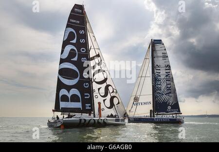 Alex Thomsons Open 60 Rennyacht Hugo Boss und Brian Thompsons Artemis Ocean Racing während der Artemis Challenge bei der Aberdeen Asset Management Cowes Week. Stockfoto