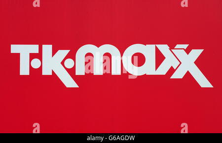 TK Maxx-Lager. Gesamtansicht des Logos auf einer TK Maxx-Küste in Tamworth. Stockfoto