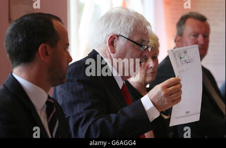 Michael Gallagher, der seinen Sohn Aidan beim Omagh-Bombenanschlag verloren hat, hält heute während einer Pressekonferenz im Namen der Omagh Bomb Survivors-Gruppe eine redigierte E-Mail von einem echten IRA-Maulwurf. Stockfoto