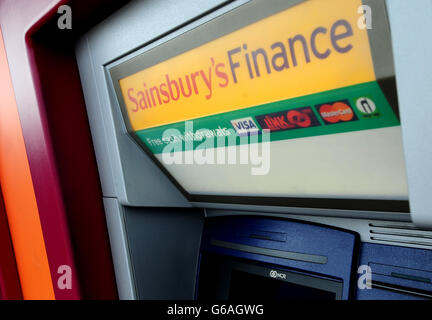 Allgemeine Ansicht des Zeichens von Sainsbury Finance an einem Geldautomaten in Tamworth. Stockfoto