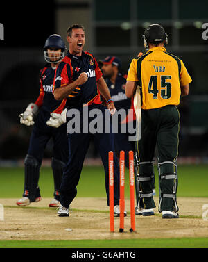 Essex's David Masters (links) feiert die Teilnahme am Friends Life T20, Quarter Final an der Trent Bridge, Nottingham, am Dickicht von Michael Lumb in Nottinghamshire. Stockfoto