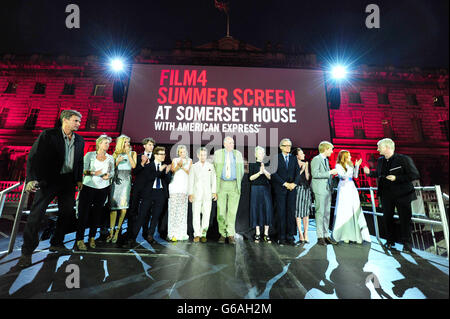 (Von links nach rechts) Tim Bevan, Unbekannt, Vanessa Kirby, Tom Hughes, Joshua McGuire, Margot Robbie, Tom Hollander. Richard Cordery, Lindsay Duncan, Bill Nighthy, Lydia Wilson, Domhnall Gleeson, Rachel McAdams und Richard Curtis bei der Premiere von „About Time“ im Somerset House im Zentrum von London. Stockfoto