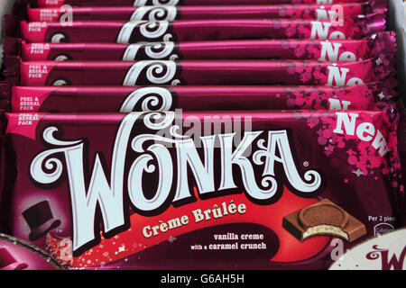 Eine Auswahl der neuen Schokoriegel von Nestle Wonka, benannt nach einem der berühmtesten fiktiven Konditoren der Welt, Willy Wonka. Stockfoto