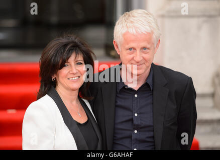 Regisseur Richard Curtis und seine Frau Emma Freud bei der Premiere von 'About Time' im Somerset House im Zentrum von London. Stockfoto